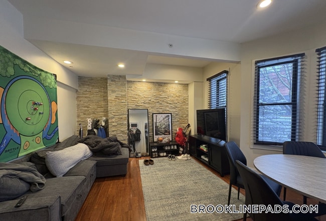 Building Photo - 1203 Beacon St