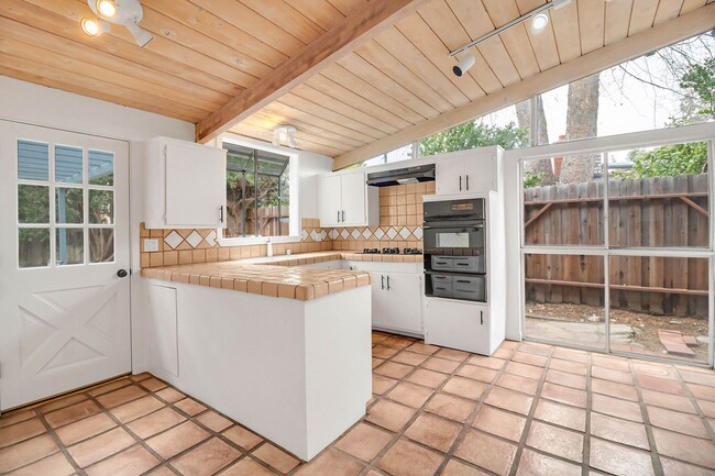 Foto del edificio - Stunning Woodland Hills Pool Home – South ...