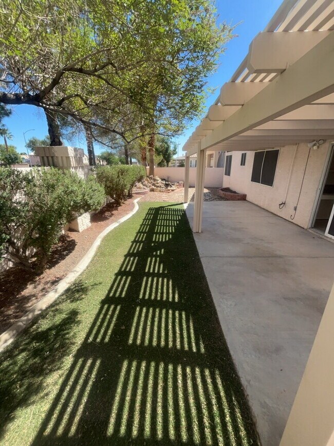 Building Photo - Don't miss out on this single-story home!