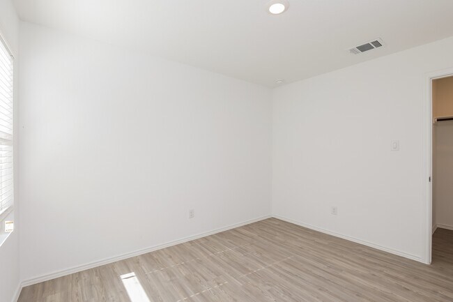Foto del edificio - 2726 Robles St