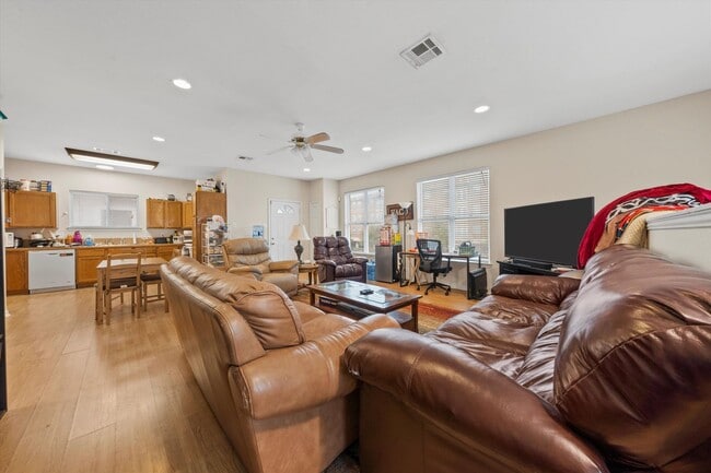 Foto del edificio - 1425 James Ave