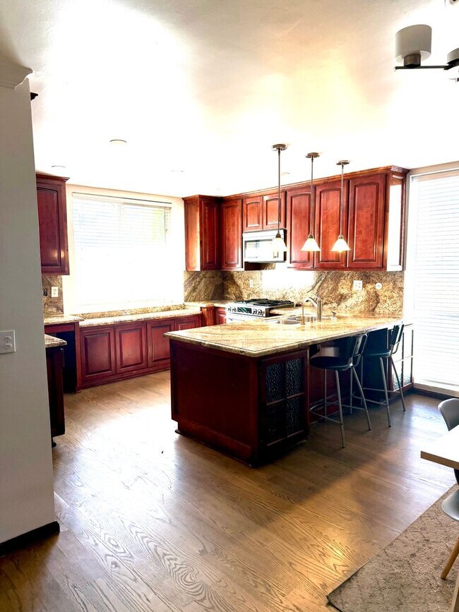 Foto del edificio - Townhome for Lease in Desirable Encino!