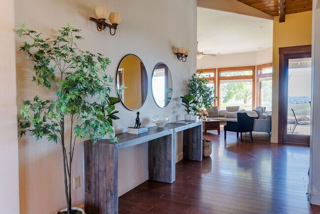 Foto del edificio - 6525 Straw Ridge Rd