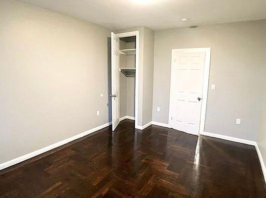 Foto del edificio - 3 bedroom in BRONX NY 10452