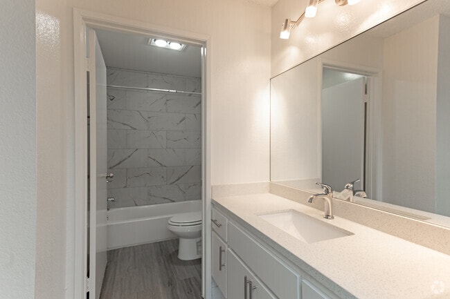 1HAB, 1BA - Baño - Marathon Apartments