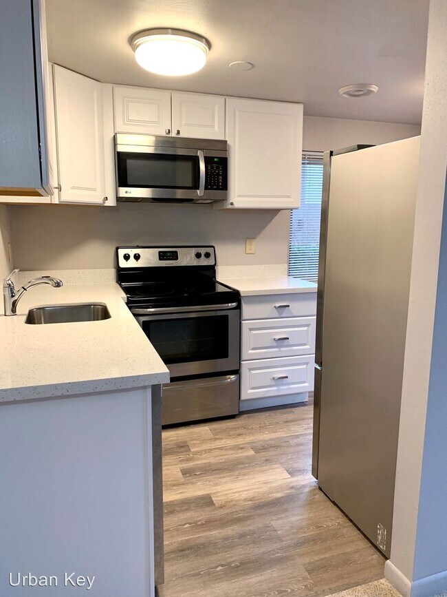 Building Photo - 5754 SW Admiral Way