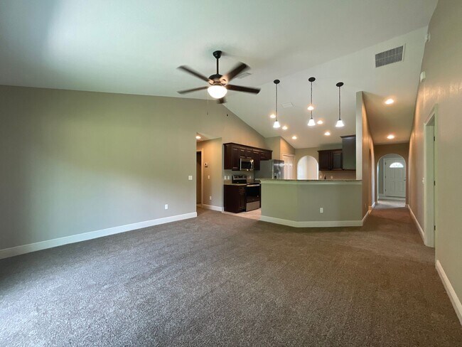 Foto del edificio - 3/2 Single Family Home with 2 Car Garage i...