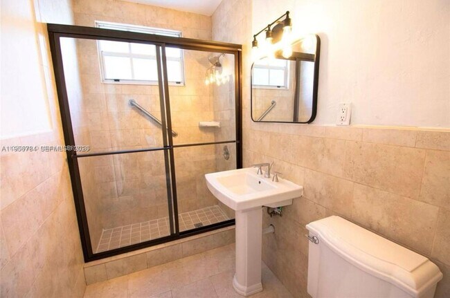 Foto del edificio - 3304 S Le Jeune Rd