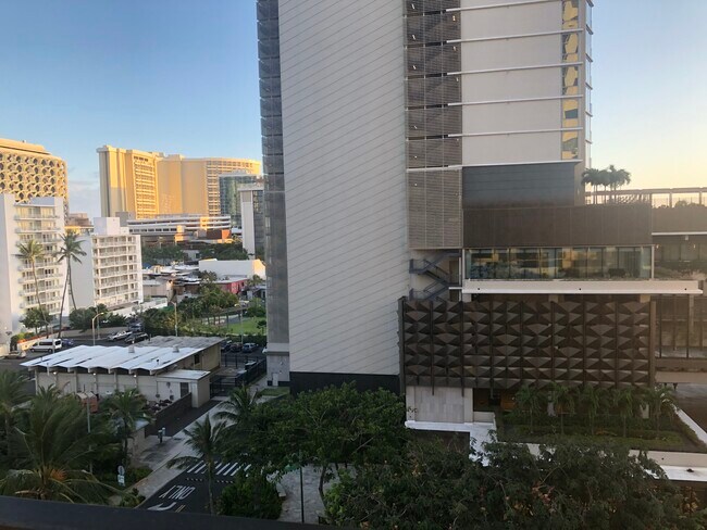 Vista a la ciudad desde el amplio balcón - 2140 Kuhio Ave
