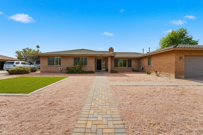 Foto del edificio - Welcome to this beautiful 5-bedroom, 3-bathroom home in Tempe Arizona!