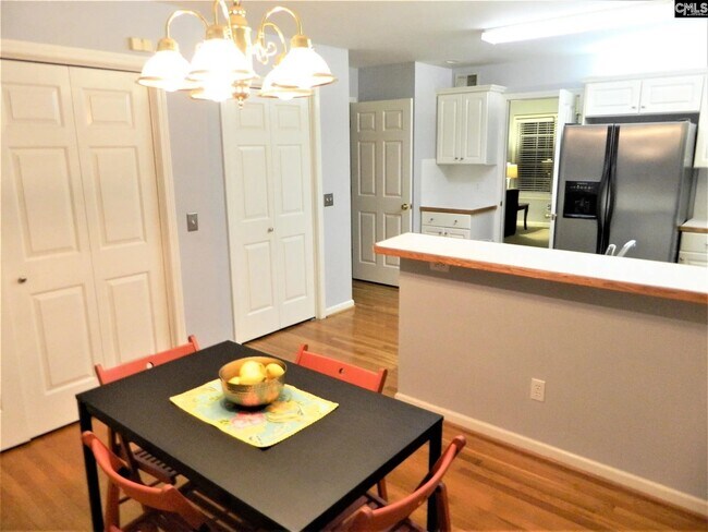 Foto del edificio - 802 Treeslope Ct