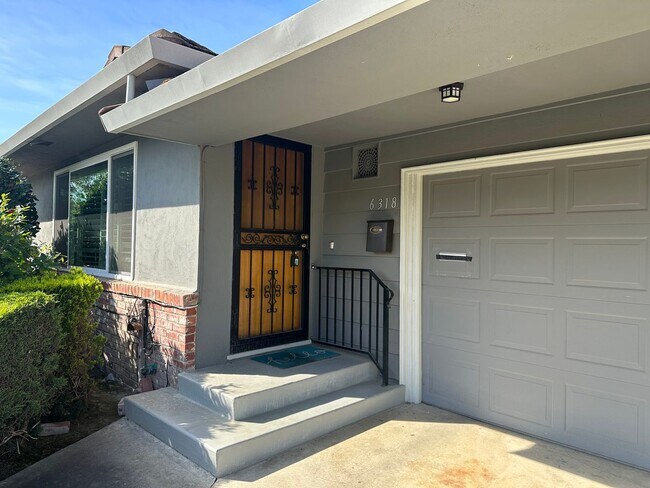 Building Photo - Remodeled 2 Bedroom Duplex in Beautiful Po...