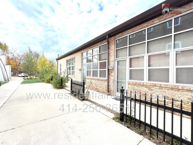 Building Photo - 3059 N Weil St