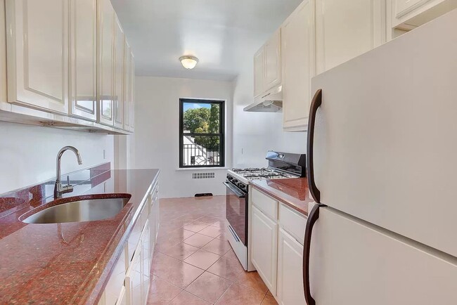 Foto del edificio - 76-66 Austin St