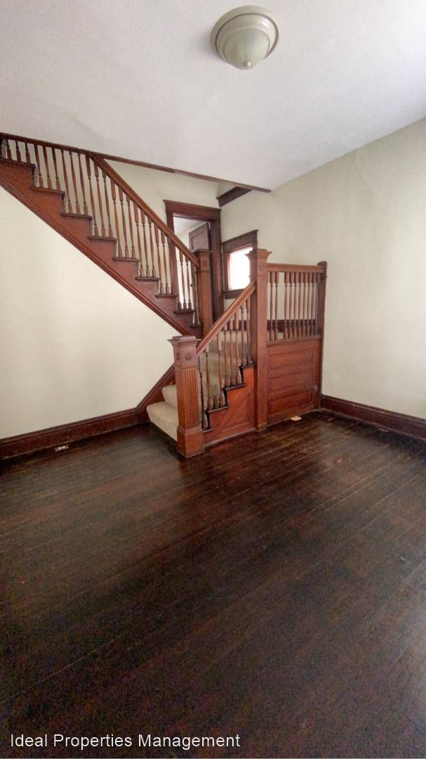 Building Photo - 3 br, 1.5 bath House - 817 E Cook Street