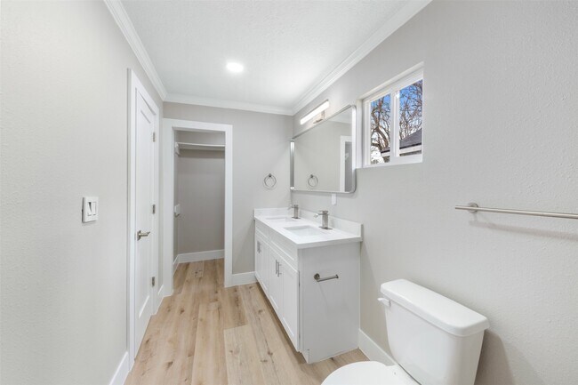 Foto del edificio - 219 E James St