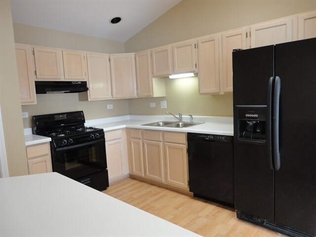 Building Photo - 546 Lakeview Drive