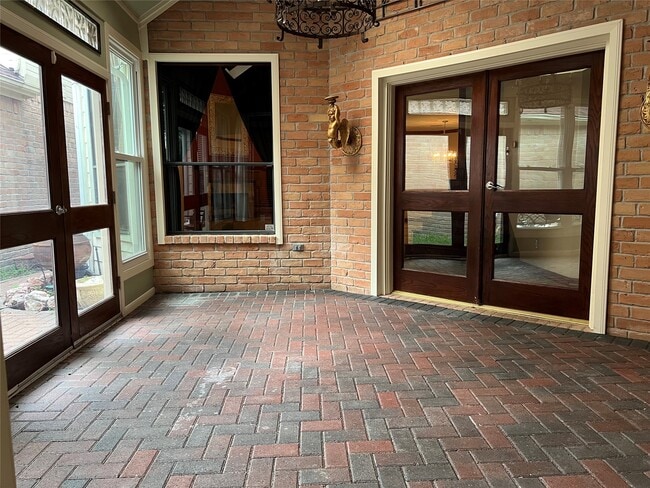 Building Photo - 6983 Oakwood Park