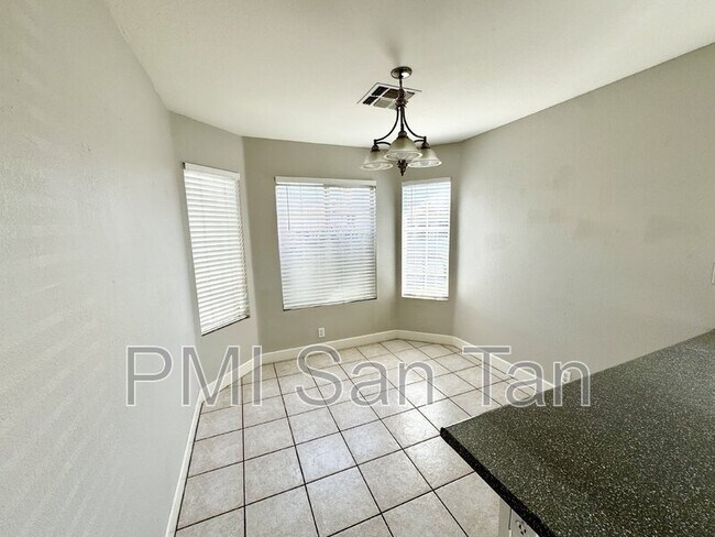 Foto del edificio - 2530 E Jasper Dr