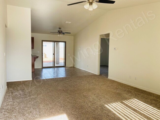 Foto del edificio - BEAUTIFUL 3 BEDROOM 2 CAR GARAGE HOME