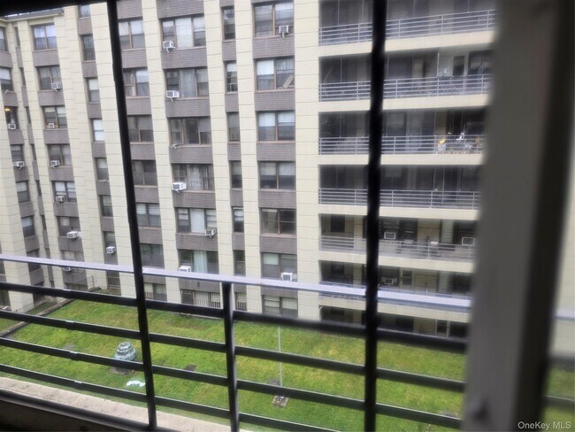 Foto del edificio - 98-51 64th Ave