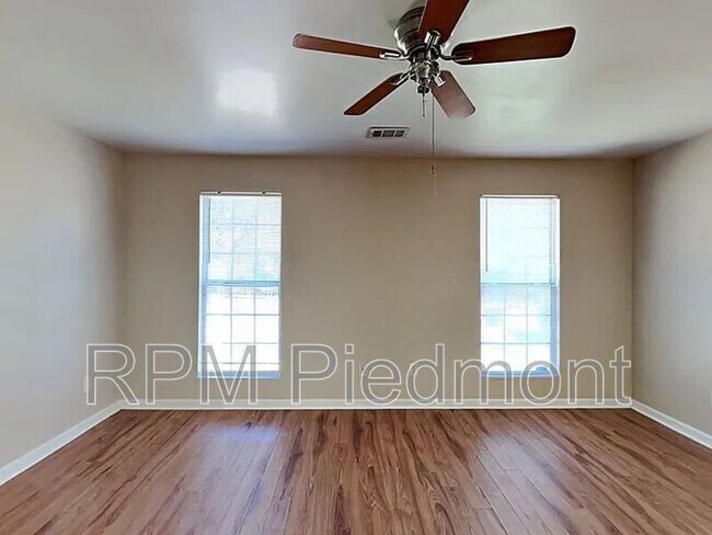 Foto del edificio - 213 Toby Springs Ln