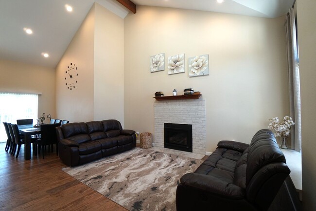 Building Photo - 7980 Camfield Cir