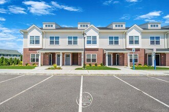 Building Photo - 725 Eastview Dr