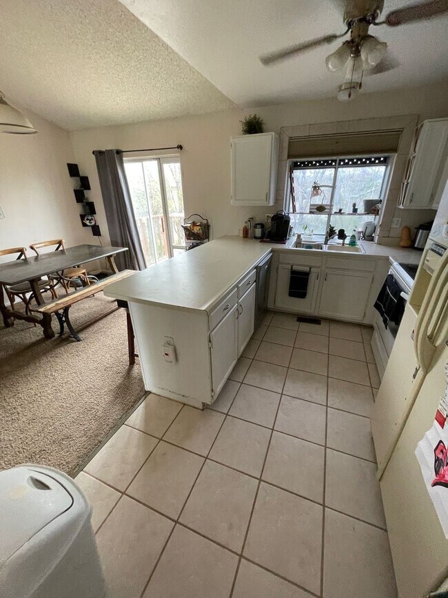 Foto del edificio - Beautiful Split Level Home in Waneka Lake ...