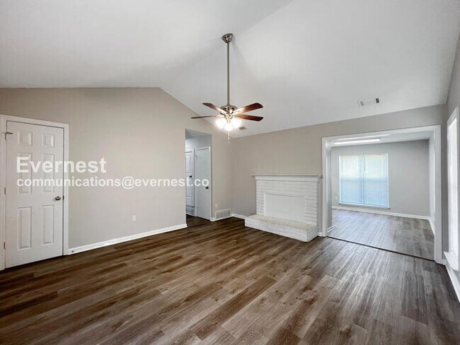 Foto del edificio - 886 Acorn Cove