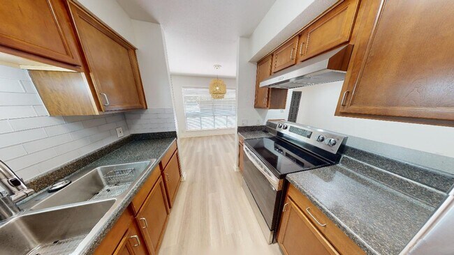 Foto del edificio - Gorgeous Condo nestled right on Lady Bird ...
