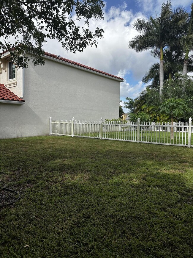 Building Photo - 9754 Scribner Ln
