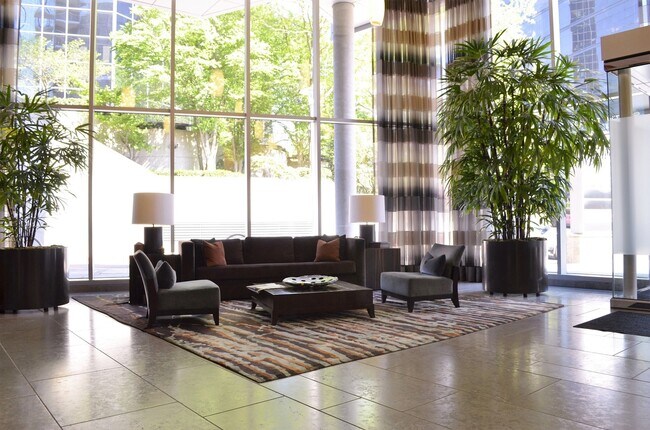Foto del edificio - Luxury condo w/view, walking distance to Bellevue Sqaure