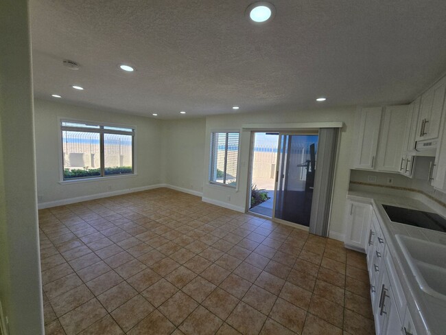 Foto del edificio - Huntington Pacific: Ocean Front Condo Open...