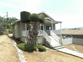 Building Photo - 324 Vista Pl