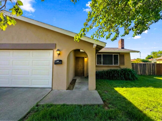 Foto del edificio - Spacious 3-Bedroom Home with Large Backyard in Fairfield