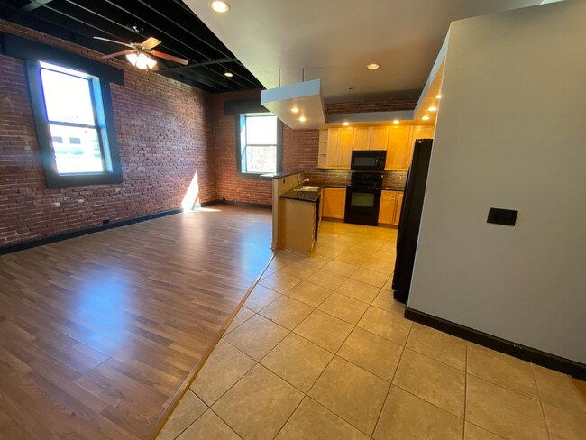 Foto del edificio - Beautiful Downtown Springfield Loft