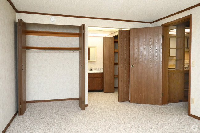 2 BR, 2 BA - 864 SF - Princeton Court Apartments