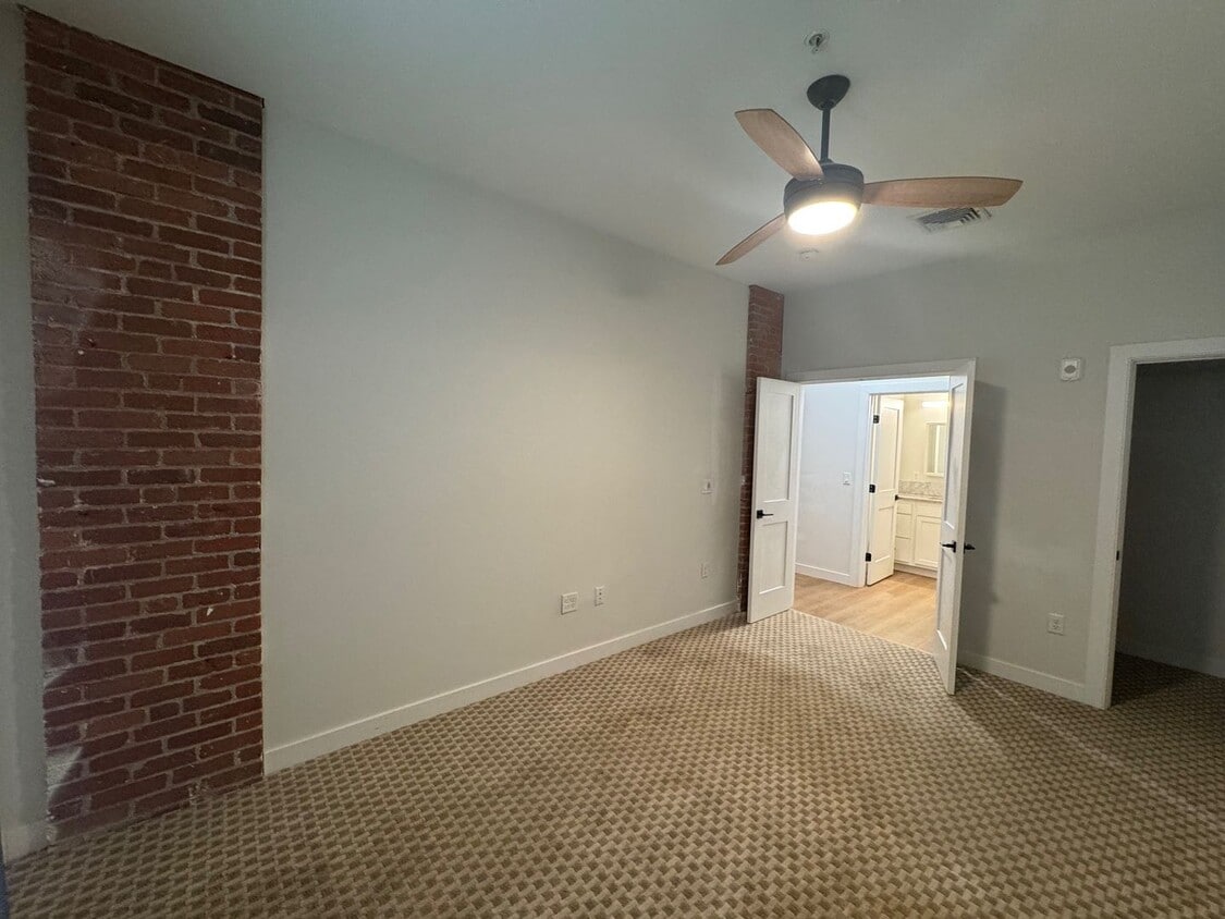 Building Photo - Studio Apartment (1 Bed/ 1 Bath)