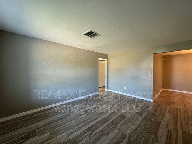 Building Photo - 3524 Hillside Dr