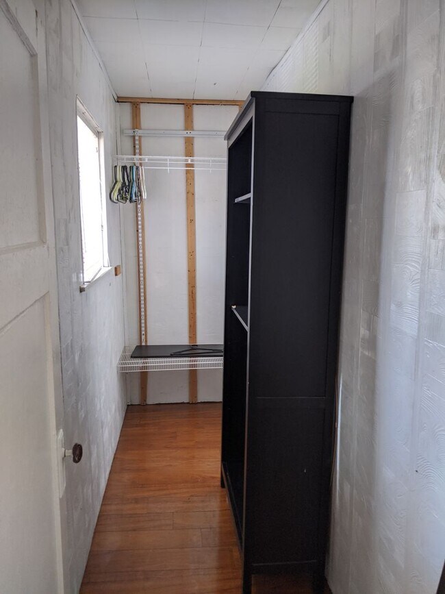Building Photo - South Oakland Large and renovated 3 bedroo...