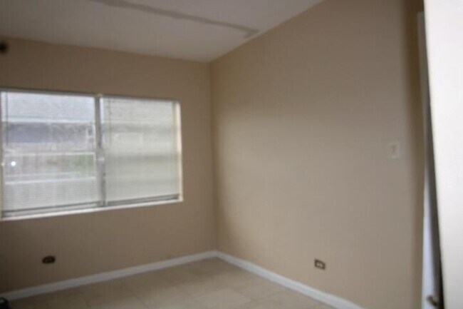 Foto del edificio - 1417 W 32nd St
