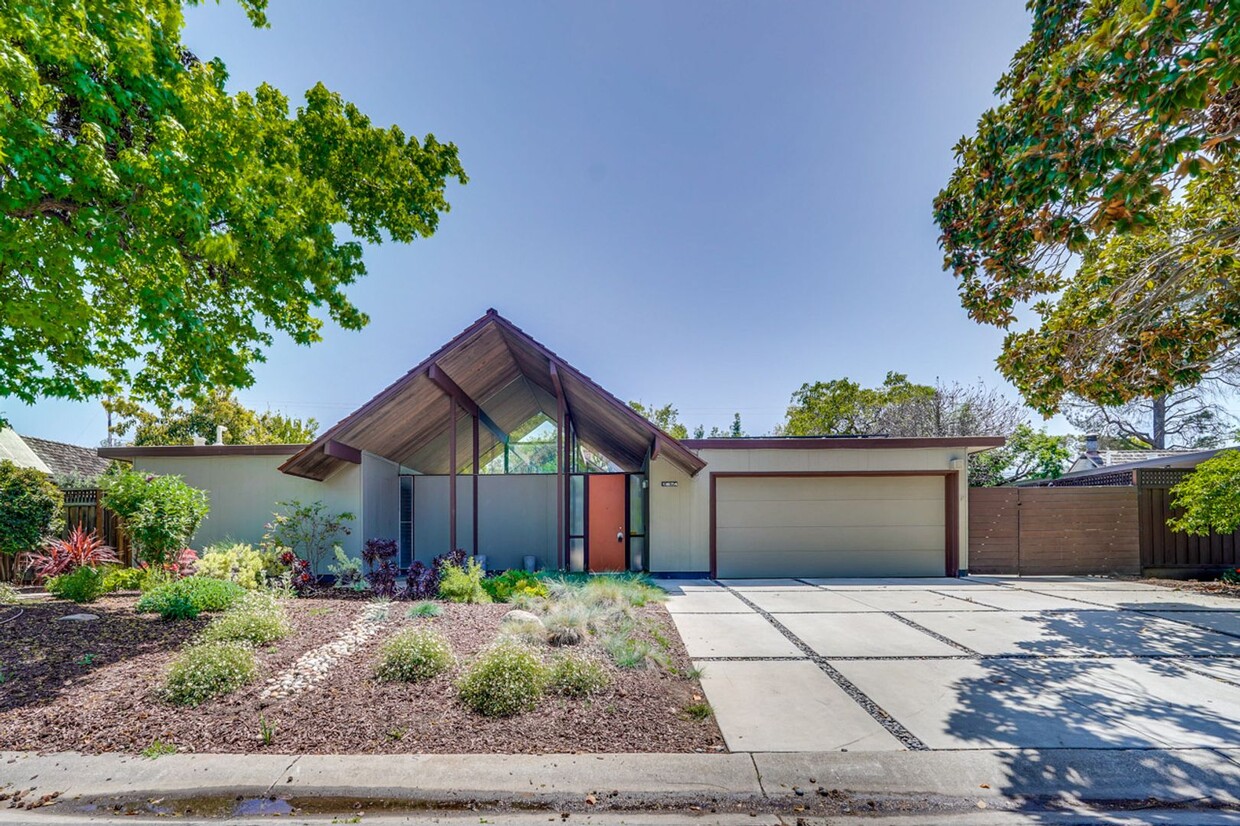 Foto principal - Absolutely Beautiful 5BR 3BA Eichler in th...