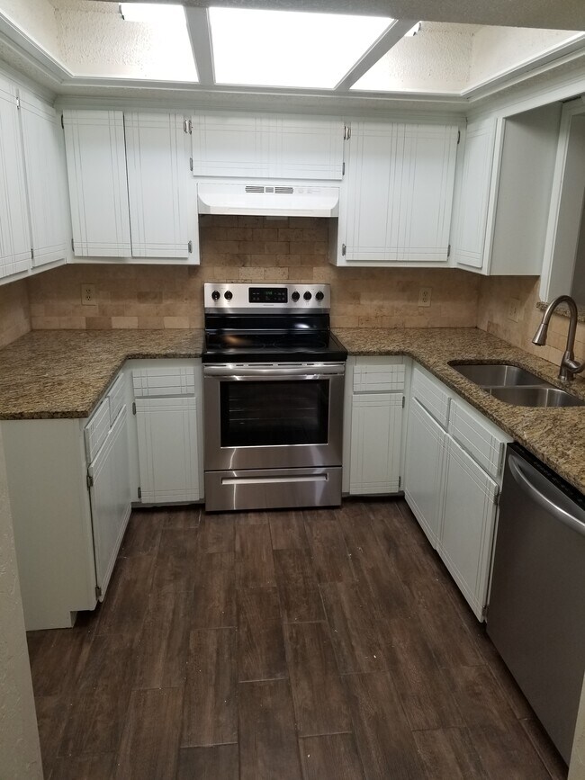 Cocina - 9023 N Rockwell Dr