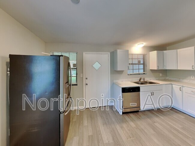 Building Photo - 1053 Le Brun Dr