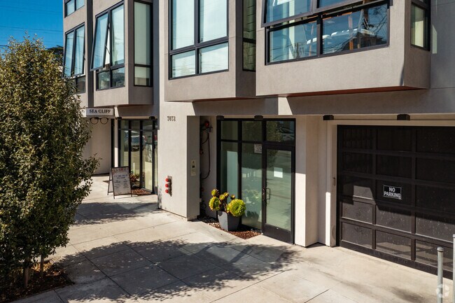 Entrada - 3032-3038 Clement St