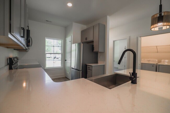 Foto del edificio - Brand New 3 Bed/3 Bath Duplex!