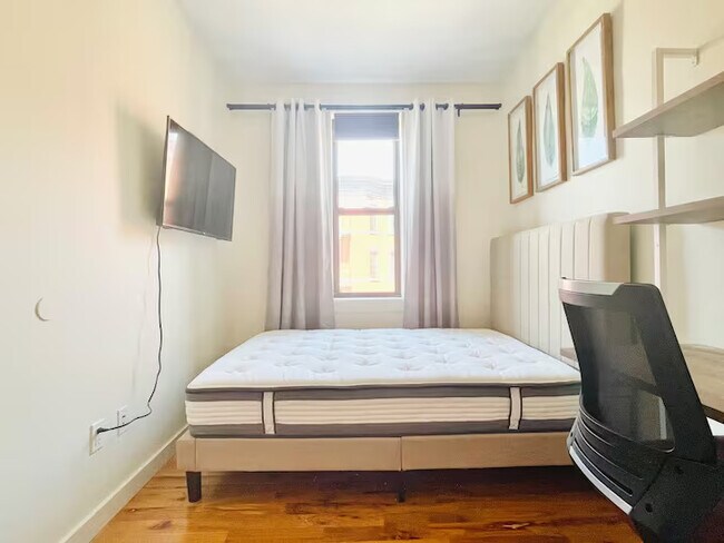Foto del edificio - Furnished room/NOT APARTMENT