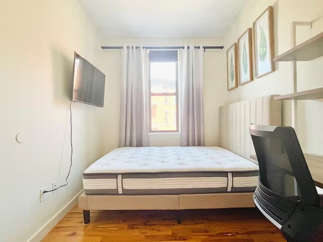 Building Photo - Furnished room/NOT APARTMENT