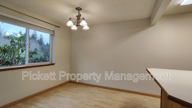 Building Photo - 20026 Vikings Crest NE